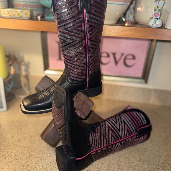 Ariat Black Cowgirl Boots. Size 8 Excellent condition! - Picture 2 of 10